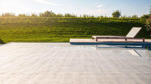 Les meilleures couvertures automatiques de piscine à considérer